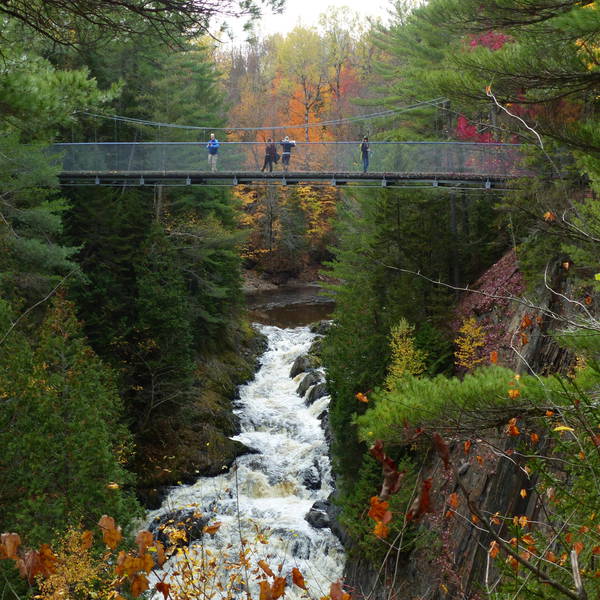 Passerelle suspendues à l'automne au-dessous des cascades. 