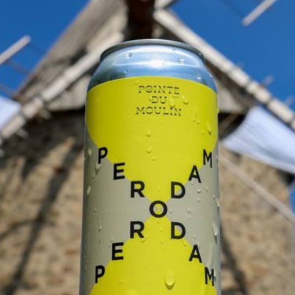 Perodam Microbrasserie Solidaire - Cannette de bière, un moulin en arrière-plan.
