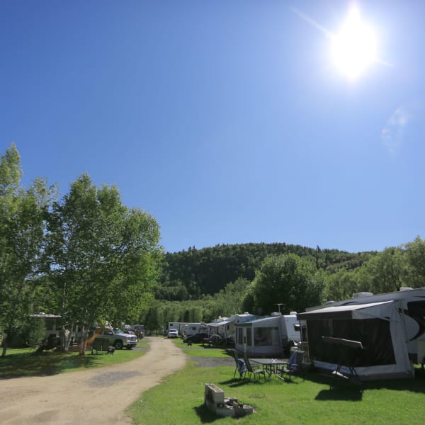 camping_au_bord_de_la_riviere_1