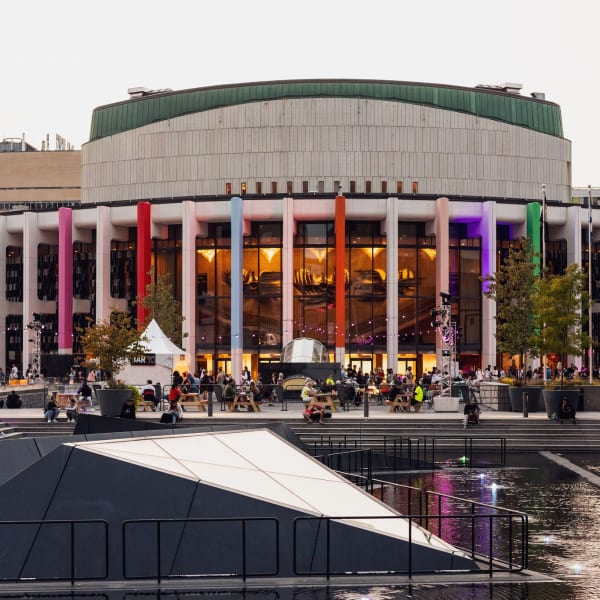 Extérieur de la Place des Arts.