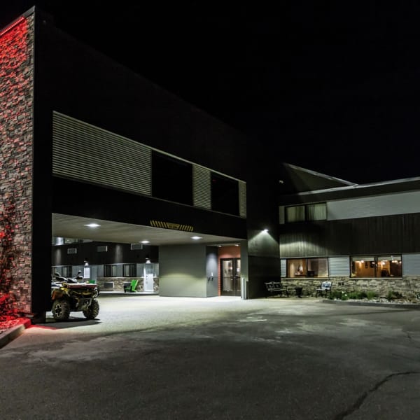 Quality Inn & Suites Matane - Front of the hotel at night