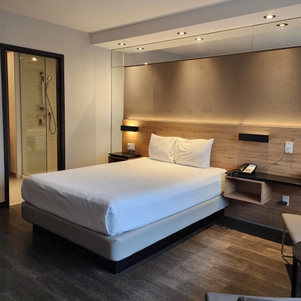 Chambre du Ramada by Wyndham Laval.