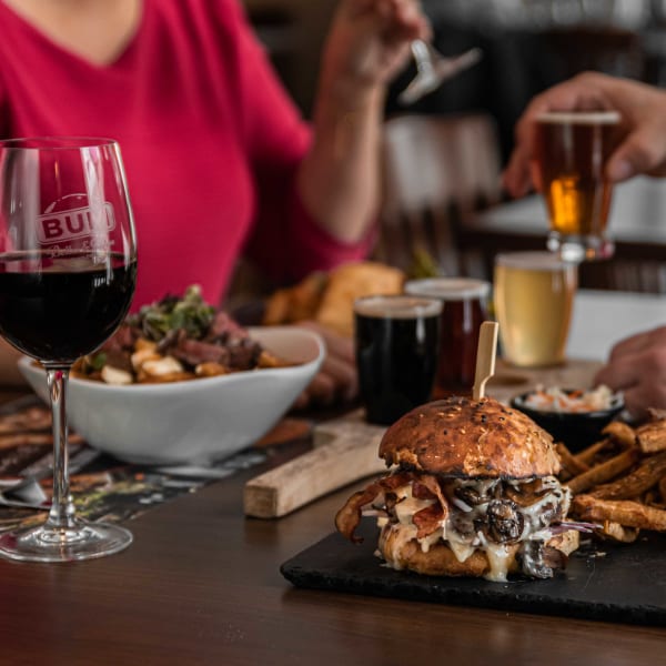 Couple having dinner, Resto-Pub Belles & Bum.