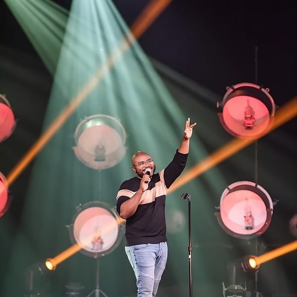 Rire sous le Soleil - Comedian on stage
