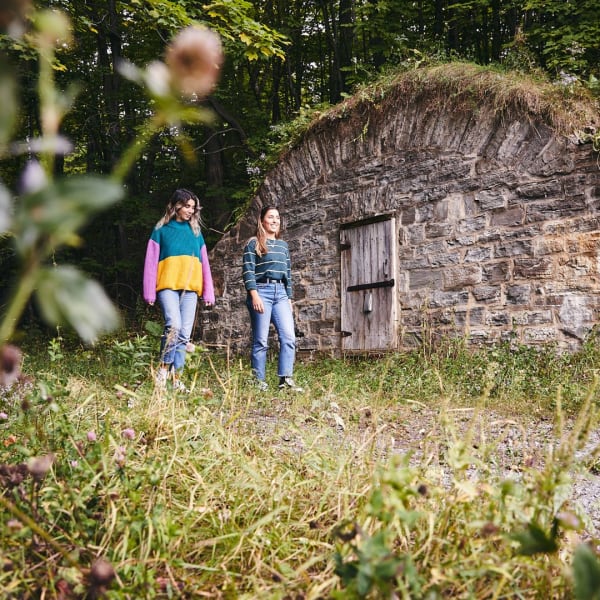 Deux personnes sur la Route de la Nouvelle-France.