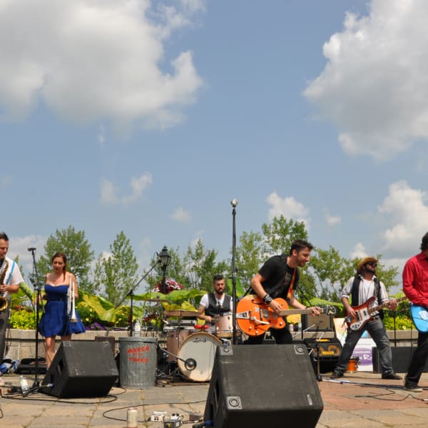A summer SHOW - Musicians playing outdoors