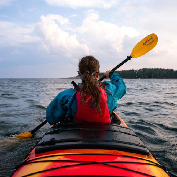 Femme en kayak de mer.