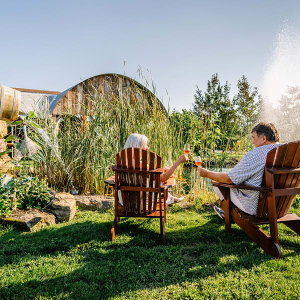 Vignoble de Pomone - Un couple assis sur des chaises à l'extérieur