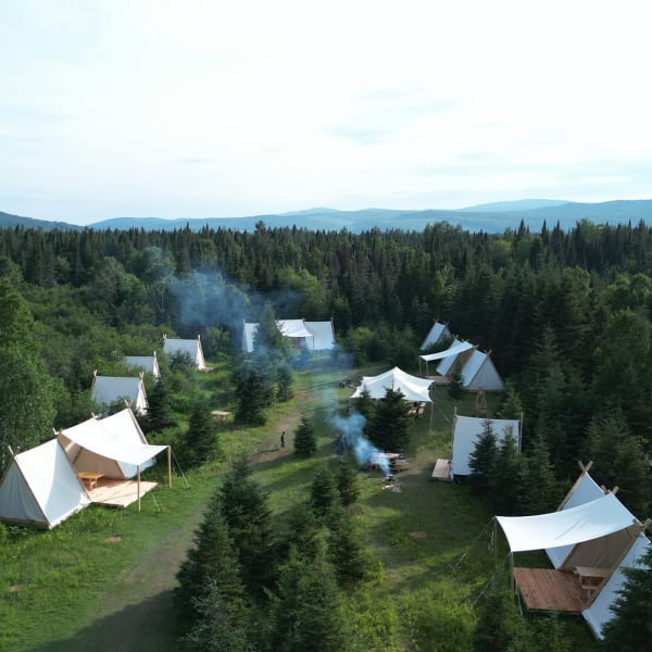 Vue aérienne du camping Viking au Village Viking Hóp.