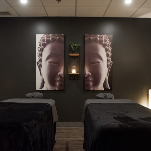 Deux tables de massage au Zen Évasion Spa.