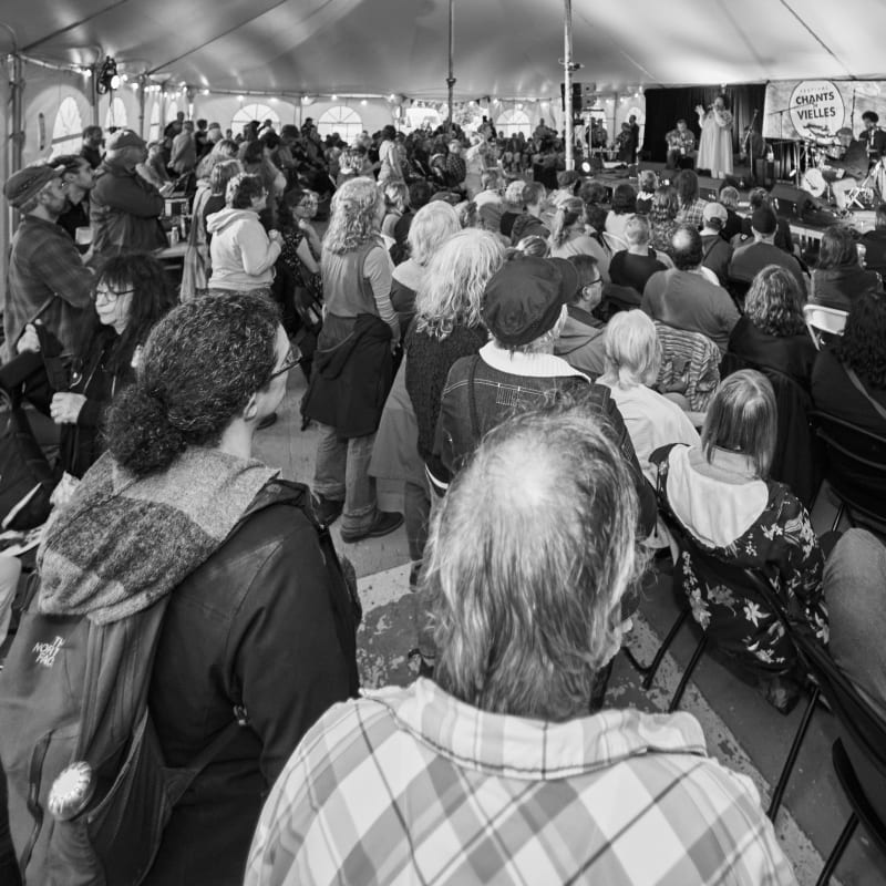 Personnes qui écoutent des musiciens