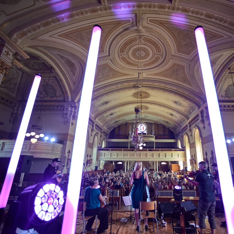 Musiciens autour d'un décor lumineux