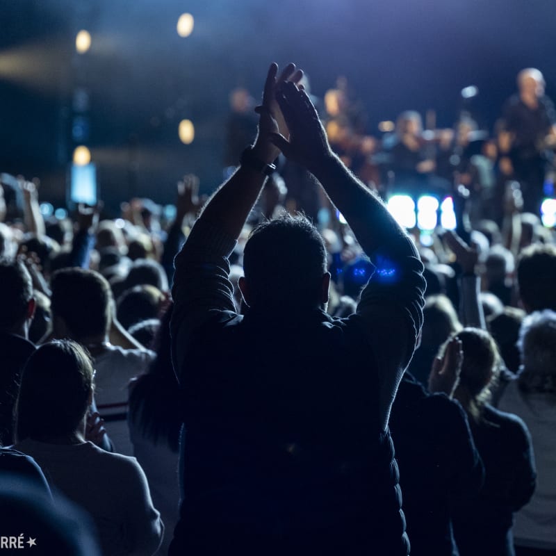 Crowd attending a show at the Amphithéâtre Cogeco
