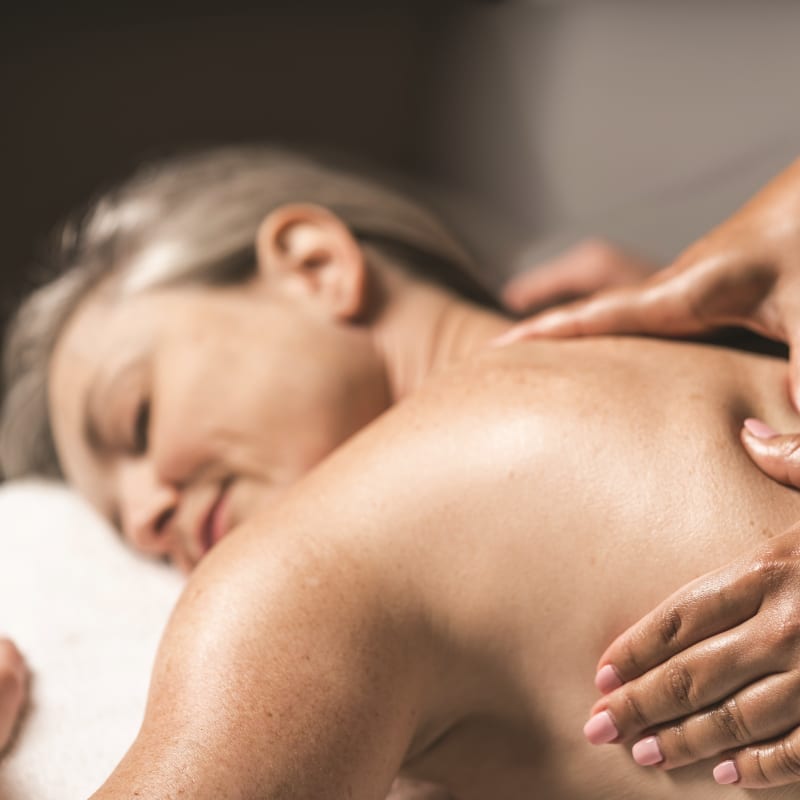 Femme qui reçoit un massage.