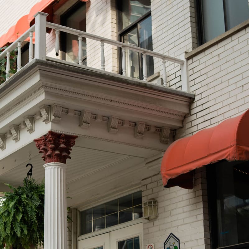 extérieur de l'auberge de jeunesse Saintlo à Montréal