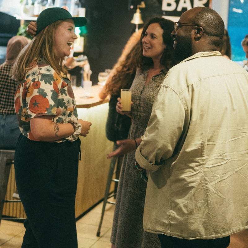 Trois personnes qui discute au bar