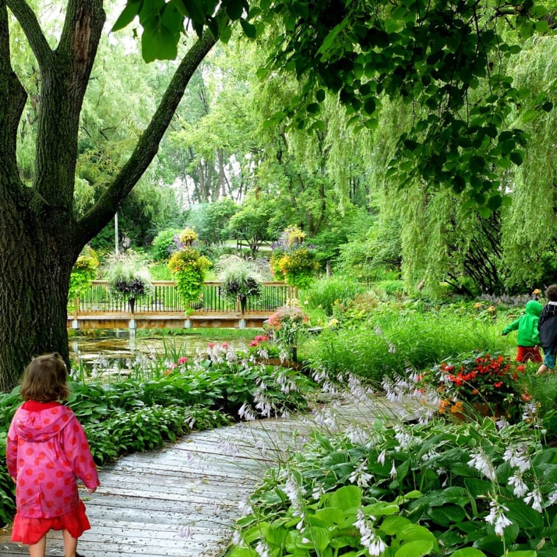 Center de la nature de Laval: girl on a trail