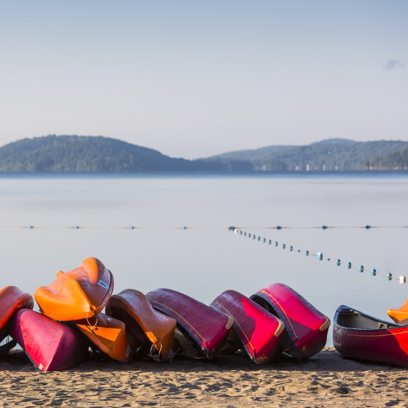 Centre touristique du Lac-Simon - Canots sur la plage