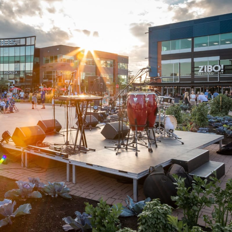 Une petite scène de concert en plein air, entouré du centre commercial Centropolis.