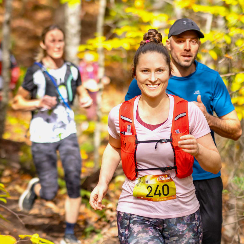 Défi des Couleurs Simard - Quatre individus en train de courir dans une forêt automnale