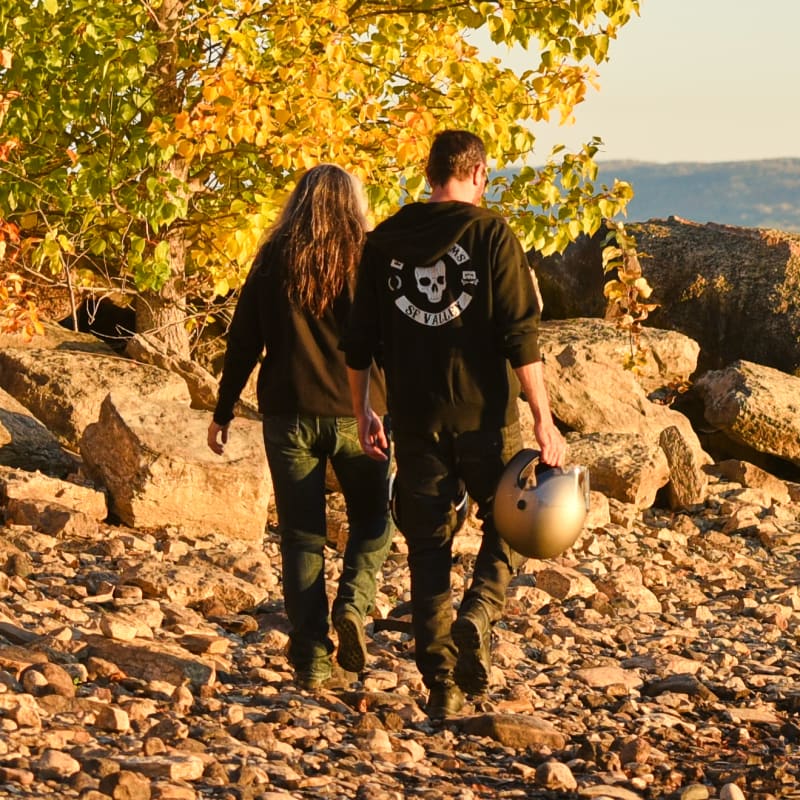 Destination Lac-Saint-Jean a couple strolling on the beach in the fall