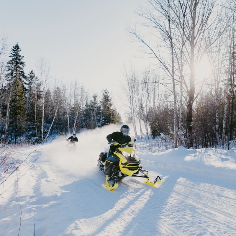 Destination Lac-Saint-Jean people snowmobiling