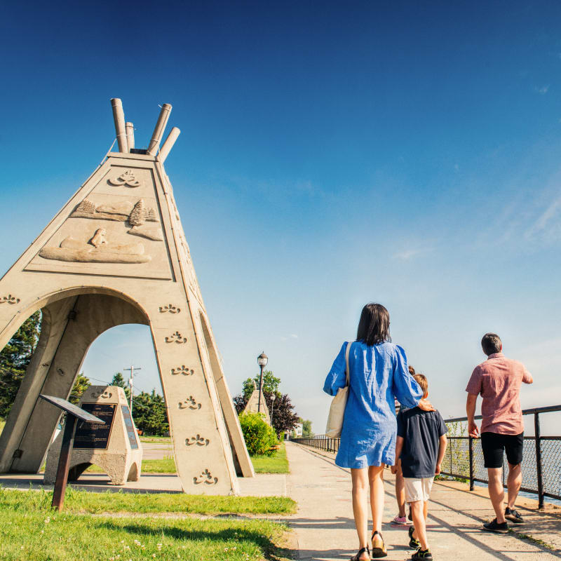A family exploring the Saguenay Lac-Saint-Jean