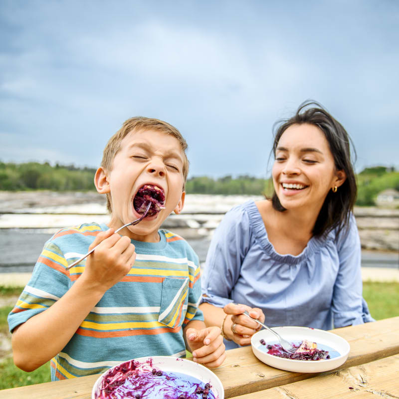 Destination Lac-Saint-Jean children eating blueberry pie
