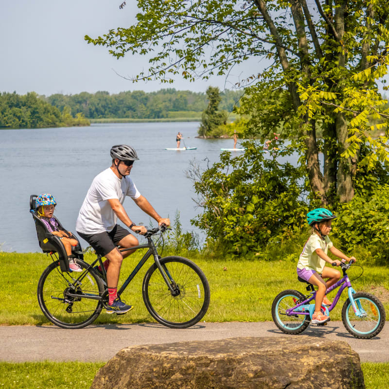 Destination Salaberry-de-Valleyfield - A father riding his bike with his children