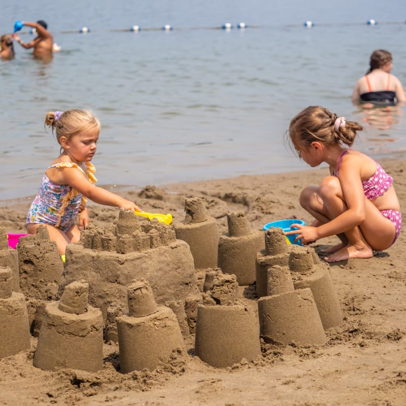 Destination Salaberry-de-Valleyfield - Two children at the beach making a sand castle