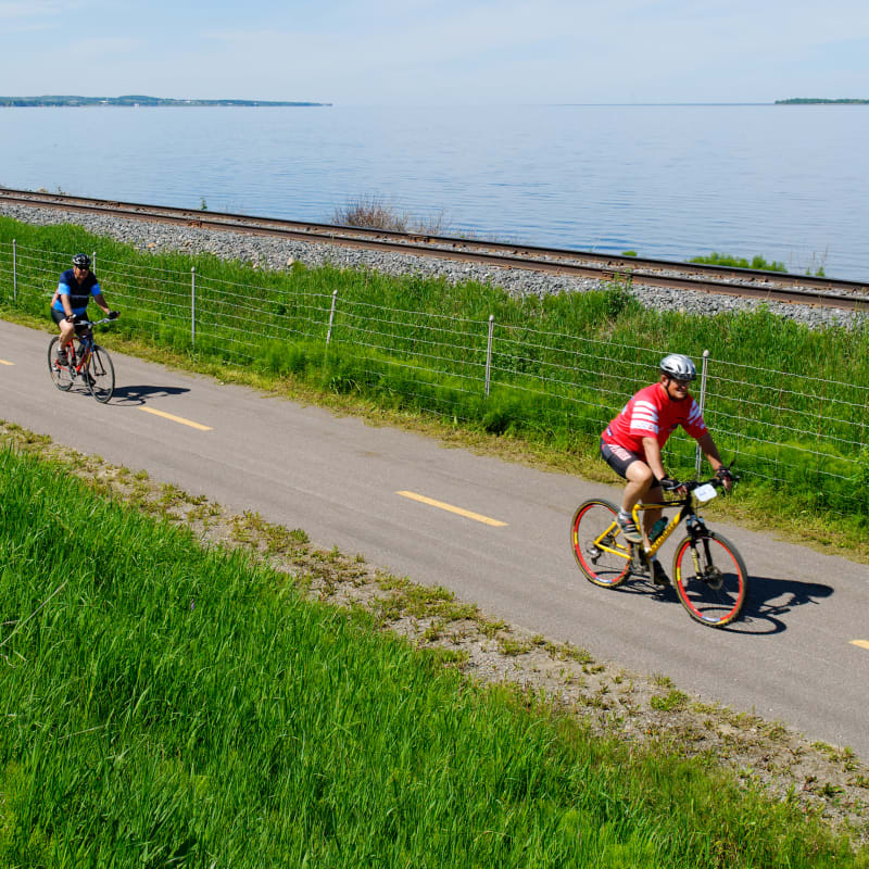 Trois personnes à vélo sur la Véloroute des bleuets