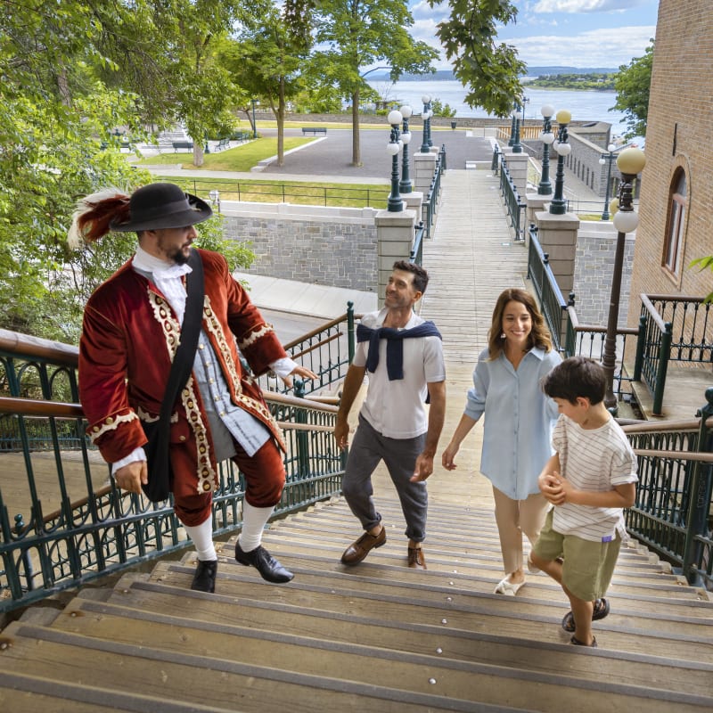 Famille lors d'une visite guidée du Vieux-Québec avec un guide costumé.