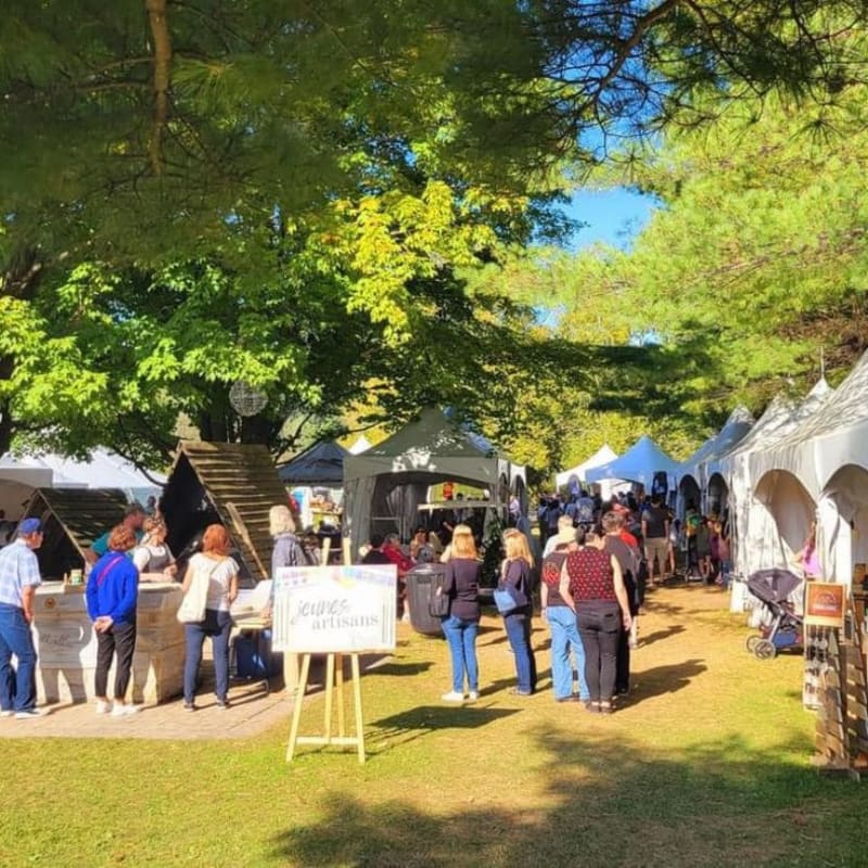 Festival des artisans de Sainte-Marcelline-de-Kildare - Un lieu avec des petits chapiteaux blancs et des personnes