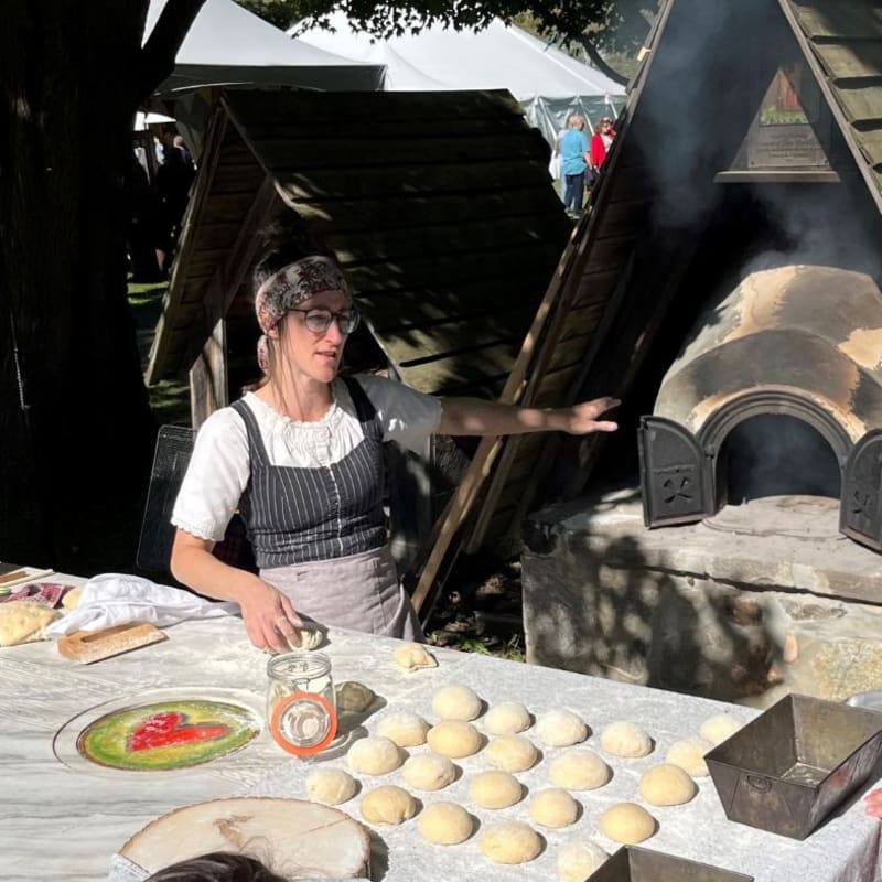 Festival des artisans de Sainte-Marcelline-de-Kildare = Une artisane et un four à pain