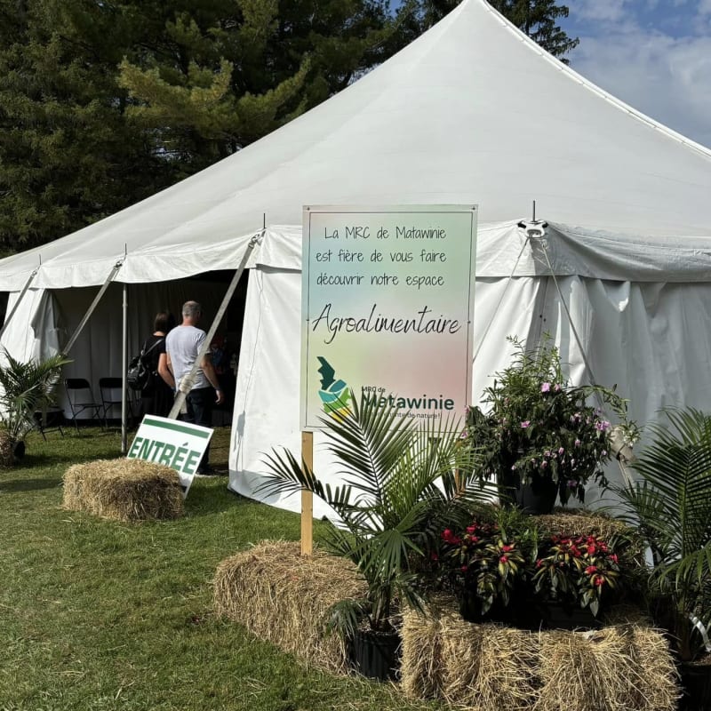 Festival des artisans de Sainte-Marcelline-de-Kildare - Un chapiteau blanc