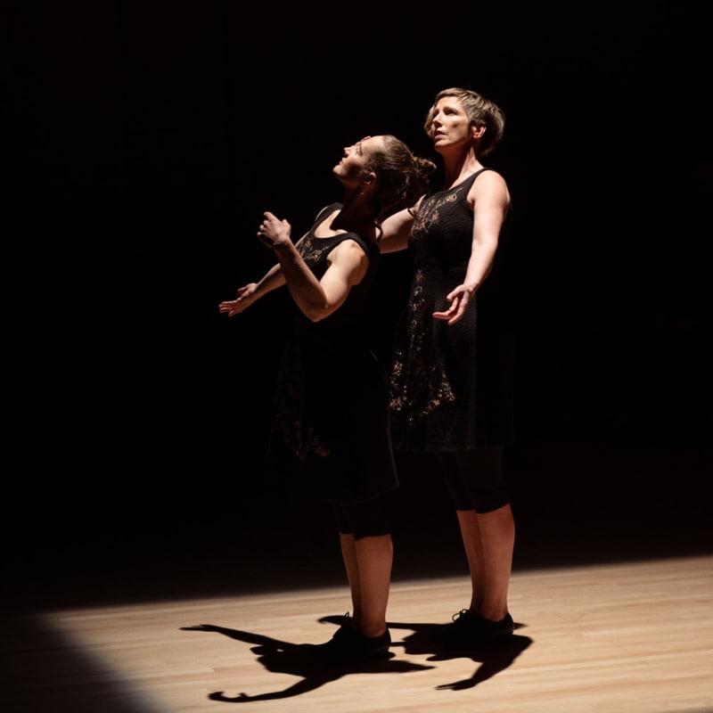 Montreal Baroque Festival - Two women under a dramatic lighting