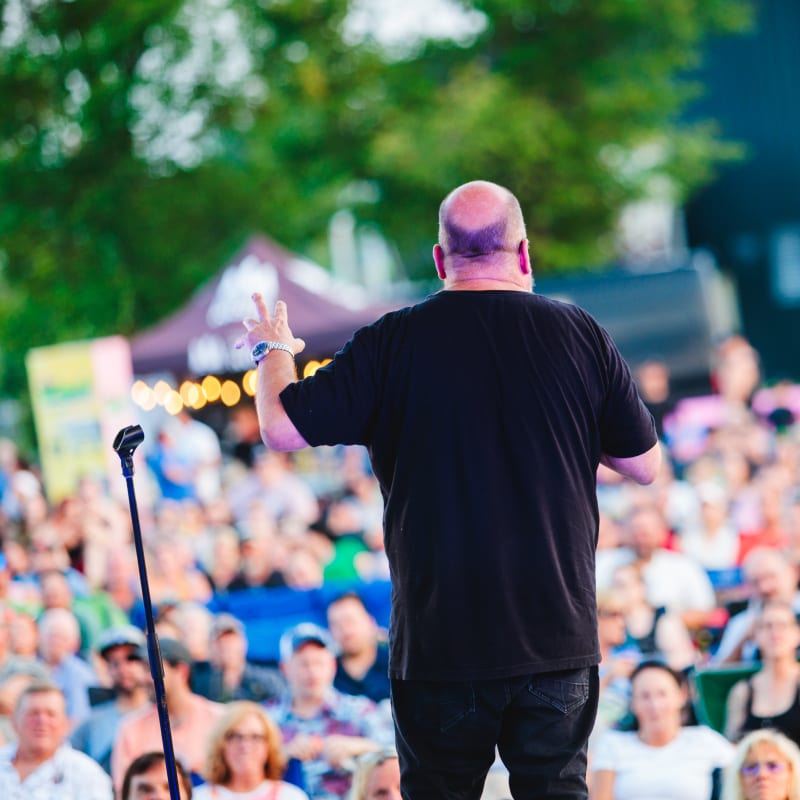 A singer on stage at the Festival POP ton été