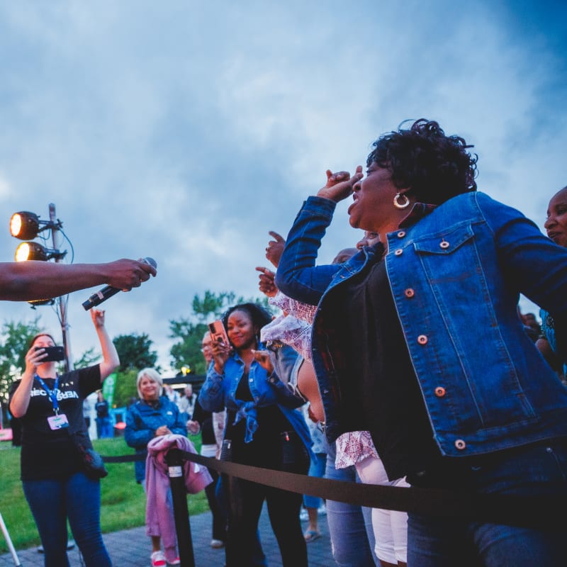 A singer having fun with the crowd at the Festival POP ton été