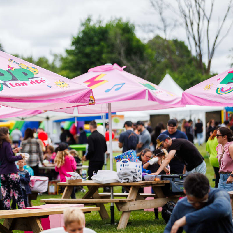 A picnic table area at the Festival POP ton été