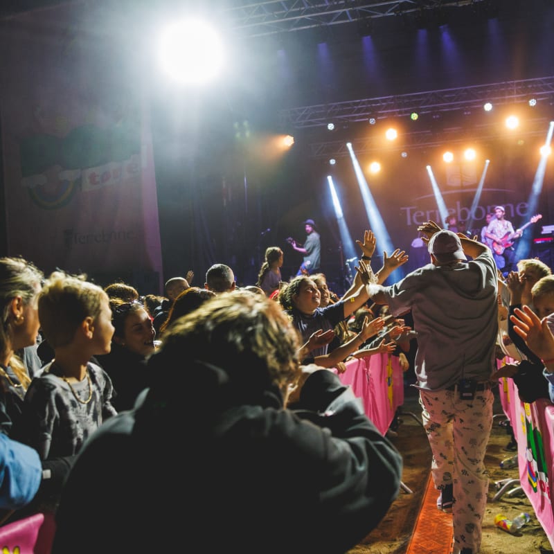 A singer in the crowd at the Festival POP ton été