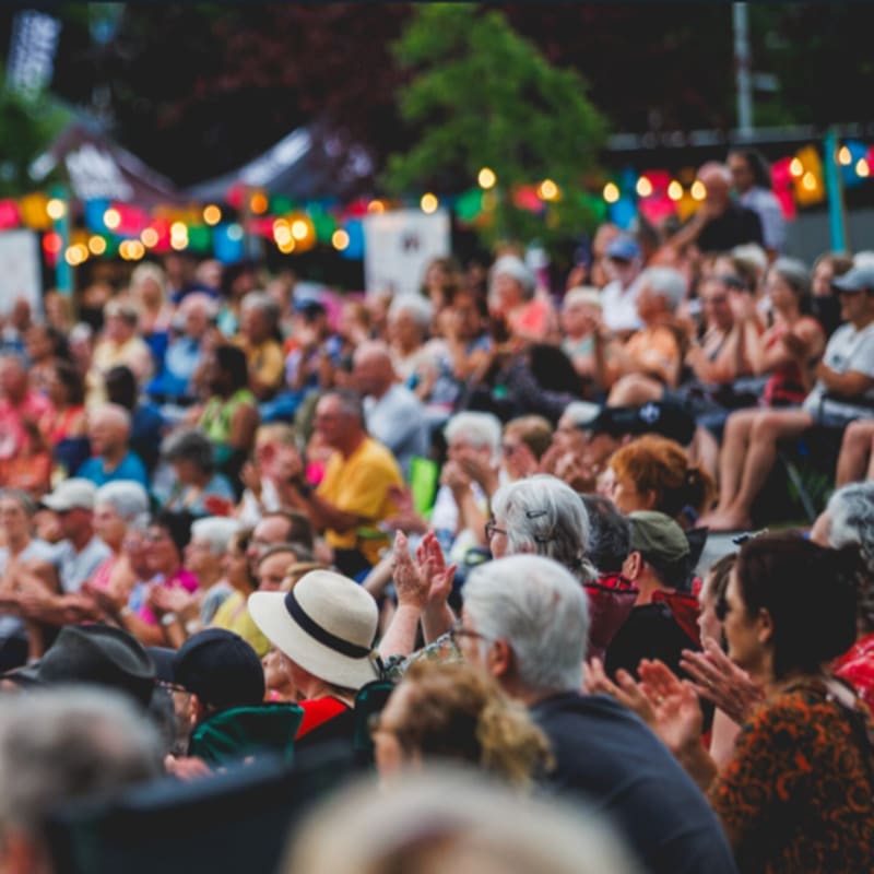 A crowd listening to a performance at the Festival POP ton été