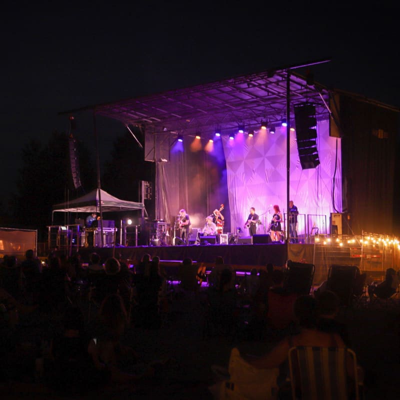 Festival SuperFolk Morin-Heights - Une scène éclairée la nuit.