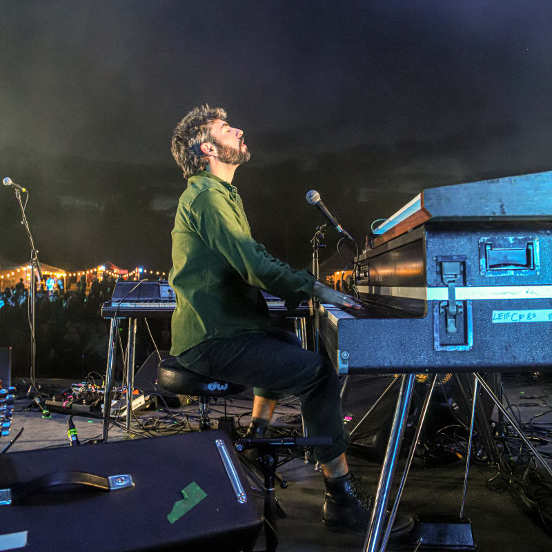 Festival SuperFolk Morin-Heights - Un homme joue du piano sur scène.