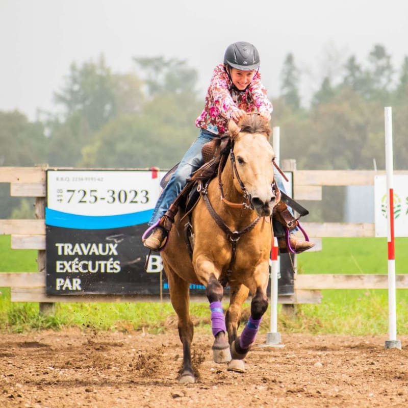 Jeune femme sur un cheval.