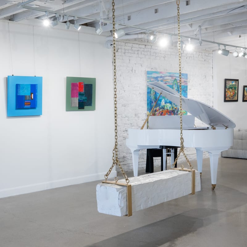 Galerie Angelina - Œuvres d'art et un piano dans une salle blanche