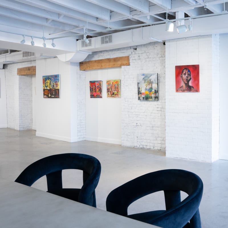 Galerie Angelina - Œuvres d'arts accrochés sur un mur blanc
