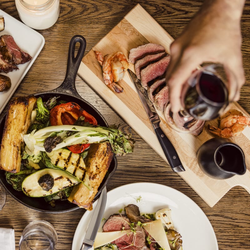 Plats de viandes grillées sur une table