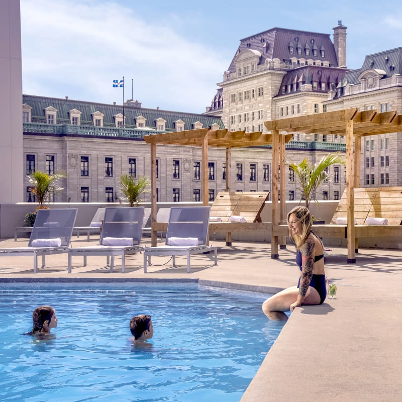 Une famille qui s'amuse dans la piscine au Hilton Québec