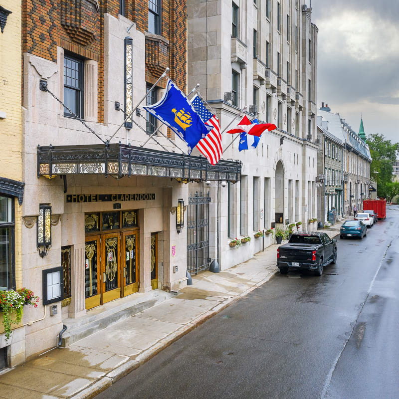 Entrée de l'Hôtel Clarendon.