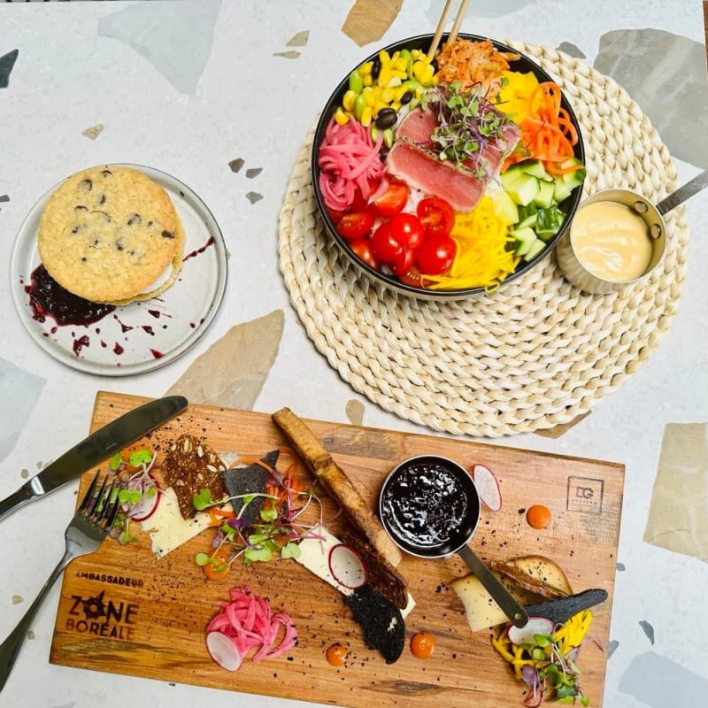 Table avec un plateau de nourriture et un bol de crudités